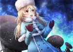  1girl bangs blonde_hair blue_capelet blue_coat blue_moment blue_sky capelet coat dutch_angle eyebrows_visible_through_hair floating_hair gloves hair_between_eyes hat long_hair mittens original outdoors radio_telescope red_eyes red_gloves sky solo standing star_(sky) starry_sky white_hat winter_clothes winter_coat 