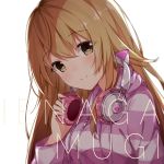  1girl bangs blurry blurry_background blush brown_eyes character_name closed_mouth commentary depth_of_field eyebrows_visible_through_hair hair_between_eyes hand_on_headphones hand_up head_tilt headphones headphones_around_neck highres hood hood_down hoodie ienaga_mugi light_brown_hair long_hair long_sleeves looking_at_viewer looking_to_the_side nijisanji simple_background smile solo striped_hoodie taiyaki_(astre) very_long_hair virtual_youtuber white_background 