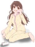  animal animal_on_head brown_hair cat cat_on_head idolmaster idolmaster_cinderella_girls long_hair machismo_fuji on_head pajamas shimamura_uzuki yellow_eyes 