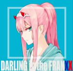  1girl blue_background cardigan copyright_name darling_in_the_franxx green_eyes hair_between_eyes hairband highres hood hooded_sweater horns long_hair mustbe_2 open_cardigan open_clothes pink_hair ponytail portrait shirt sidelocks smile solo sweater white_hairband white_shirt zero_two_(darling_in_the_franxx) 