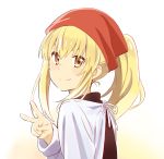  1girl anzu_(hinamatsuri) black_shirt blonde_hair from_behind hair_between_eyes hinamatsuri_(manga) long_hair looking_at_viewer looking_back ponytail shiny shiny_hair shirt simple_background smile solo upper_body v white_background yamaguchi_satoshi yellow_eyes 