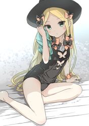  1girl abigail_williams_(fate/grand_order) absurdres anzu_yoshihiro bangs black_bow black_hat black_swimsuit blonde_hair blue_eyes blush bow fate/grand_order fate_(series) forehead hair_bow hat highres legs long_hair looking_at_viewer one-piece_swimsuit open_mouth orange_bow parted_bangs polka_dot polka_dot_bow simple_background sitting solo swimsuit thighs towel 