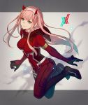  1girl bangs blue_eyes blunt_bangs bodysuit breasts breasts_apart covered_navel darling_in_the_franxx floating_hair full_body grey_background grey_hairband hairband highres horns kusano_shinta long_hair medium_breasts pilot_suit pink_hair red_bodysuit skin_tight smile solo very_long_hair zero_two_(darling_in_the_franxx) 