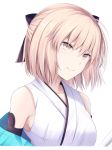  1girl black_bow blonde_hair bow breasts collarbone detached_sleeves eyebrows_visible_through_hair fate/grand_order fate_(series) hair_between_eyes hair_bow head_tilt japanese_clothes kanpyou_(hghgkenfany) kimono medium_breasts okita_souji_(fate) okita_souji_(fate)_(all) short_hair sideboob simple_background sleeveless sleeveless_kimono smile solo upper_body white_background white_kimono yellow_eyes 