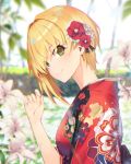  1girl bangs blonde_hair blurry blurry_background blush breasts closed_mouth commentary_request floral_print flower green_eyes hair_between_eyes hair_flower hair_ornament idolmaster idolmaster_cinderella_girls japanese_clothes kimono lily_(flower) lipps_(idolmaster) medium_breasts miyamoto_frederica outdoors short_hair smile solo soya_(torga) upper_body 