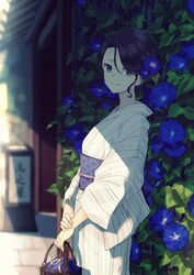  1girl basket black_hair blue_flower blurry blurry_background cowboy_shot flower hair_flower hair_ornament highres japanese_clothes kimono kusaka_kou looking_at_viewer mole mole_under_eye morning_glory original outdoors shade short_hair smile solo standing violet_eyes white_kimono yukata 