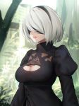  1girl blindfold breasts cleavage cleavage_cutout hairband hayabusa highres large_breasts medium_breasts mole mole_under_mouth nier_(series) nier_automata parted_lips short_hair silver_hair solo yorha_no._2_type_b 