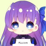  1girl :&gt; ameyanene bangs black_jacket blue_bow blue_eyes blush bow character_name chibi closed_mouth eyebrows_visible_through_hair fate/extra fate/extra_ccc fate_(series) green_background hair_between_eyes hair_bow holding holding_sign jacket long_hair long_sleeves meltlilith purple_hair short_eyebrows sign simple_background sleeves_past_fingers sleeves_past_wrists solo 