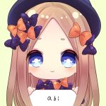  1girl :&gt; abigail_williams_(fate/grand_order) ameyanene bangs black_dress black_hat blue_eyes blush bow character_name chibi closed_mouth commentary_request dress eyebrows_visible_through_hair fate/grand_order fate_(series) forehead green_background hair_bow hat holding holding_sign light_brown_hair long_hair long_sleeves looking_at_viewer orange_bow parted_bangs polka_dot polka_dot_bow purple_bow short_eyebrows sign simple_background solo 