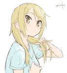  1girl blonde_hair blue_shirt closed_mouth eyebrows_visible_through_hair from_side hair_over_shoulder ichii_yui long_hair looking_at_viewer messy_hair shirt short_sleeves signature simple_background solo umiroku upper_body white_background yellow_eyes yuyushiki 