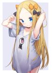  1girl abigail_williams_(fate/grand_order) armpits arms_up bangs black_bow blonde_hair blue_eyes bow closed_mouth commentary_request cowboy_shot eyebrows_visible_through_hair eyes_visible_through_hair fate/grand_order fate_(series) hair_bow keyhole long_hair orange_bow outside_border parted_bangs print_shirt shirt short_sleeves sidelocks simple_background solo t-shirt tousaki_shiina very_long_hair white_shirt wide_sleeves 