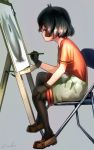  1girl bangs black_gloves black_hair black_legwear brown_footwear closed_mouth commentary_request drawing easel from_side gloves green_shorts grey_background hand_on_own_knee highres holding holding_pencil kaban_(kemono_friends) kemono_friends orange_shirt pantyhose pencil shirt short_hair shorts simple_background single_stripe sitting solo welt_(kinsei_koutenkyoku) 