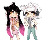  2girls aori_(splatoon) charamells cosplay hand_on_hip headphones hime_(splatoon) hime_(splatoon)_(cosplay) hood hoodie hotaru_(splatoon) iida_(splatoon) iida_(splatoon)_(cosplay) jewelry looking_at_viewer multiple_girls necklace nintendo pointy_ears pose simple_background smile splatoon splatoon_2 symbol-shaped_pupils tentacle_hair 