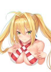  1girl :3 absurdres ahoge bikini_top blonde_hair blush breasts commentary_request criss-cross_halter earrings eyebrows_visible_through_hair fate/grand_order fate_(series) green_eyes halterneck highres jewelry large_breasts long_hair looking_at_viewer nero_claudius_(fate)_(all) nero_claudius_(swimsuit_caster)_(fate) red_bikini_top simple_background smile solo striped_bikini_top twintails upper_body white_background xiao_miao 