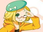  1girl ;) bel_(pokemon) blonde_hair bow closed_mouth commentary_request creatures_(company) game_freak glasses green_eyes green_hat hand_up hat hat_bow jacket medium_hair nintendo one_eye_closed orange_jacket pink_background pokemon pokemon_(game) pokemon_bw pokemon_bw2 red-framed_eyewear salute simple_background smile solo touno_ako upper_body white_bow 