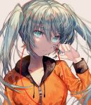  1girl blue_nails breasts cleavage collarbone deep_(deep4946) eyebrows_visible_through_hair floating_hair green_eyes grey_background hair_between_eyes hatsune_miku head_tilt highres looking_at_viewer medium_breasts nail_polish orange_sweater solo sweater twintails upper_body vocaloid zipper 