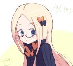  1girl abigail_williams_(fate/grand_order) bangs black_bow black_dress blonde_hair blue_eyes blush bow closed_mouth commentary_request dated dress eyebrows_visible_through_hair fate/grand_order fate_(series) forehead gradient gradient_background green_background hair_bow kujou_karasuma long_hair looking_at_viewer no_hat no_headwear orange_bow parted_bangs signature solo upper_body very_long_hair white_background 