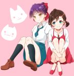  2girls blue_eyes blush brown_hair choker closed_mouth cosplay costume_switch dress gegege_no_kitarou green_neckwear green_skirt hair_ornament hair_ribbon hairclip inuyama_mana kisaragi_ichigo looking_at_another looking_at_viewer multiple_girls necktie nekomusume nekomusume_(gegege_no_kitarou_6) pink_background pointy_ears purple_hair red_choker red_dress red_ribbon ribbon short_hair side_ponytail simple_background sitting skirt smile socks yellow_eyes 