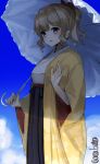  1girl black_hakama blue_eyes blue_sky brown_hair clouds drill_hair feet_out_of_frame frilled_umbrella hair_between_eyes hair_ornament hair_ribbon hakama hakama_skirt happi hatakaze_(kantai_collection) highres japanese_clothes kantai_collection kimono light_brown_hair meiji_schoolgirl_uniform parasol ponytail red_ribbon ribbon short_hair sky solo twitter_username umbrella waving wavy_hair white_umbrella yamashiki_(orca_buteo) 