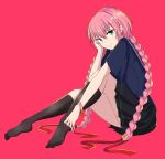  1girl aqua_eyes bangle black_legwear black_skirt bracelet braid epic7 hair_ribbon hand_up jewelry kneehighs knees_up long_hair looking_at_viewer no_shoes pink_background pink_hair red_ribbon ribbon simple_background sitting skirt solo tenebria_(epic7) twin_braids twomoon very_long_hair 