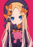  1girl abigail_williams_(fate/grand_order) bangs black_bow black_dress black_hat blonde_hair blue_eyes blush bow closed_mouth commentary_request dress eyebrows_visible_through_hair fate/grand_order fate_(series) forehead hair_bow hat head_tilt highres long_hair long_sleeves nagamon_(nagamon_0307) object_hug orange_bow parted_bangs polka_dot polka_dot_bow red_background simple_background sleeves_past_fingers sleeves_past_wrists smile solo stuffed_animal stuffed_toy teddy_bear upper_body very_long_hair 