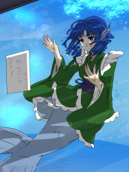  1girl against_glass akira_creative aquarium blue_background blue_eyes blue_hair commentary_request drill_hair fins full_body green_kimono hand_on_glass head_fins highres japanese_clothes kimono light_smile medium_hair mermaid monster_girl one-hour_drawing_challenge purple_sash sash sign solo submerged touhou translation_request wakasagihime water 