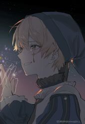  1boy blonde_hair blush facial_mark frilled_sleeves frills from_side hat highres jester_cap long_sleeves maengkkong8852 male_focus neck_ruff night night_sky official_alternate_costume project_sekai shirt short_hair sky smile solo star_(sky) star_(symbol) starry_sky teeth tenma_tsukasa twitter_username upper_body yellow_eyes 