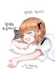  1girl :3 animal artist_name black_bow bow cat closed_eyes closed_mouth commentary_request dokomon facing_viewer hair_bow head_tilt highres korean korean_commentary light_brown_hair lying on_stomach one_side_up open_mouth original pillow shirt short_sleeves solo translation_request under_covers upper_teeth white_background white_shirt 