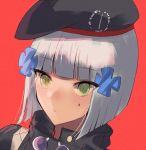  1girl alternate_hair_length alternate_hairstyle beret closed_mouth eyebrows_visible_through_hair eyes_visible_through_hair girls_frontline green_eyes hat highres hk416_(girls_frontline) mole mole_under_eye red_background silver_hair solo xanax025 
