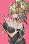  1girl bad_id bad_twitter_id bangs black_leotard blonde_hair bowsette bracelet breasts cleavage collar crown eyebrows_visible_through_hair fingernails hair_between_eyes hands_up highres horns jewelry large_breasts leotard looking_at_viewer super_mario_bros. maruchi new_super_mario_bros._u_deluxe nintendo pink_background ponytail sharp_fingernails simple_background slit_pupils smile solo spiked_bracelet spiked_collar spikes super_crown thick_eyebrows turtle_shell violet_eyes 