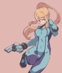  1girl blonde_hair blue_bodysuit blue_eyes bodysuit bracelet breasts clenched_hand covered_navel eyebrows_visible_through_hair feet_out_of_frame gun high_ponytail impossible_bodysuit impossible_clothes jewelry leg_up long_hair medium_breasts metroid nintendo no_nose pink_hair ponytail samus_aran shimazaki1152 simple_background skin_tight solo weapon zero_suit 