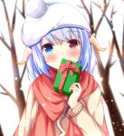  1girl au_ra beret blue_eyes blue_hair box commentary_request final_fantasy final_fantasy_xiv gift gift_box hat head_tilt heterochromia horns kedama_(kedama_akaza) looking_at_viewer red_eyes red_scarf scarf short_hair snow solo white_hat 