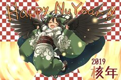  1girl 2019 alternate_costume black_footwear black_hair black_wings blush bow checkered checkered_background closed_eyes facing_viewer feathered_wings fur_trim green_bow green_kimono hair_between_eyes hair_bow japanese_clothes kimono long_hair long_sleeves obi open_mouth reiuji_utsuho sandals sash smile solo tabi touhou white_legwear wide_sleeves wings yudepii 