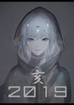  1girl 2019 artist_name bangs closed_mouth commentary_request curled_horns eyebrows_behind_hair grey_background grey_eyes grey_robe hair_ornament happy_new_year highres hood hood_up hooded_robe horns letterboxed long_hair looking_at_viewer marumoru new_year original robe silver_hair solo translated 