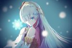  1girl anastasia_(fate/grand_order) bangs bare_shoulders blue_eyes blurry blurry_background brown_hairband commentary_request crown depth_of_field dress fate/grand_order fate_(series) hair_over_one_eye hairband head_tilt holding light_brown_hair long_hair looking_at_viewer looking_to_the_side mini_crown minyom silver_hair snowflakes solo strapless strapless_dress upper_body very_long_hair white_dress 