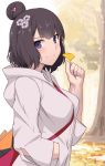  1girl black_hair blue_eyes day fate/grand_order fate_(series) from_side grey_sweater hair_bun hand_in_pocket holding hood hood_down hooded_sweater katsushika_hokusai_(fate/grand_order) leaf looking_at_viewer outdoors shiny shiny_hair shiseki_hirame short_hair smile solo sweater upper_body 