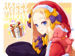  1girl abigail_williams_(fate/grand_order) alternate_headwear bangs black_dress blonde_hair blue_eyes blush bow box brown_background capelet christmas closed_mouth commentary_request dress ears_through_headwear fate/grand_order fate_(series) forehead fur-trimmed_capelet fur-trimmed_headwear fur_trim gift gift_box hair_bow hands_up hat heart highres long_hair long_sleeves merry_christmas object_hug orange_bow outline panco_neco parted_bangs polka_dot polka_dot_bow purple_bow red_capelet red_headwear revision santa_hat sleeves_past_fingers sleeves_past_wrists smile solo stuffed_animal stuffed_toy teddy_bear two-tone_background upper_body white_background white_outline 