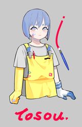  1girl apron asymmetrical_gloves bangs blue_hair blunt_bangs cropped_torso elbow_gloves gloves grey_background grey_shirt hakuro96 highres multicolored multicolored_eyes original paint paintbrush pen pink_eyes shirt short_eyebrows short_hair short_sleeves simple_background solo upper_body violet_eyes white_gloves yellow_apron yellow_gloves 