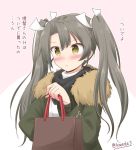  1girl bag black_scarf blush coat commentary_request fur-trimmed_coat fur_trim green_coat green_eyes grey_hair hair_ribbon icesherbet kantai_collection long_hair pink_background ribbon scarf shopping_bag solo translation_request twintails twitter_username two-tone_background upper_body white_ribbon zuikaku_(kantai_collection) 