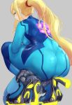  1girl ass blonde_hair blue_bodysuit blush bodysuit from_behind grey_background high_heels high_ponytail highres huge_ass impossible_bodysuit impossible_clothes ippers kneeling looking_at_viewer looking_back metroid mole mole_under_mouth nintendo samus_aran shiny shiny_clothes simple_background skin_tight solo zero_suit 
