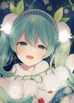  1girl :d ahoge bangs blue_hairband blush breath capelet commentary english_commentary eyebrows_visible_through_hair flower fur-trimmed_capelet fur_trim green_eyes green_hair hair_between_eyes hairband hatsune_miku head_tilt night night_sky open_mouth silltare sky smile snowflake_print solo star_(sky) starry_sky upper_body vocaloid white_capelet white_flower yuki_miku 