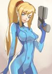  1girl blonde_hair blue_eyes bodysuit breasts closed_mouth gloves gun high_ponytail highres large_breasts long_hair looking_at_viewer metroid mole nintendo ponytail samus_aran simple_background skin_tight smile solo vins-mousseux weapon zero_suit 