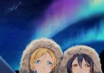  2girls aurora ayase_eli bangs blonde_hair blue_eyes blue_hair blush commentary_request couple fur_trim hair_between_eyes hood hood_up love_live! love_live!_school_idol_project multiple_girls night night_sky outdoors sky smile sonoda_umi star_(sky) starry_sky suito yellow_eyes 