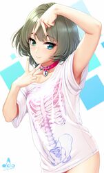  1girl arm_up armpits artist_name bangs bare_arms blue_eyes blush breasts choker closed_mouth collarbone commentary_request cosplay cowboy_shot double_v eyebrows_visible_through_hair eyelashes fingernails green_eyes green_hair hand_up heterochromia highres idolmaster idolmaster_cinderella_girls infinote jewelry lock long_hair looking_at_viewer mole mole_under_eye no_pants pink_choker shirt short_hair short_sleeves signature simple_background skeleton_print small_breasts smile solo t-shirt takagaki_kaede v white_background white_shirt yumemi_riamu 