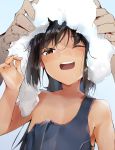  1girl 1other artist_name black_hair brown_eyes commentary_request highres i-401_(kantai_collection) kantai_collection looking_at_viewer one-piece_swimsuit one_eye_closed open_mouth round_teeth school_swimsuit smile swimsuit swimsuit_pull tan teeth towel towel_on_head uno_ryoku upper_body upper_teeth white_towel 