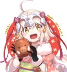  1girl :d ahoge alternate_costume bangs black_gloves blonde_hair blush boar bow capelet commentary_request eyebrows_visible_through_hair fate/grand_order fate_(series) gloves hair_between_eyes hair_ornament happy happy_new_year headpiece highres holding holding_stuffed_animal japanese_clothes jeanne_d&#039;arc_(fate)_(all) jeanne_d&#039;arc_alter_santa_lily kimono looking_at_viewer mouth new_year open_mouth pink_bow ranf red_ribbon ribbon short_hair sidelocks simple_background smile solo stuffed_animal stuffed_toy tusks white_background white_capelet yellow_eyes younger 