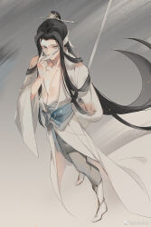  1boy arm_behind_back black_hair blindfold_pull blue_sash boots chinese_clothes chinese_commentary collarbone from_above full_body grey_background grey_eyes grey_pants hanfu highres holding holding_sword holding_weapon long_hair long_sleeves looking_at_viewer male_focus modao_zushi pants parted_bangs robe sash sidelocks solo standing sword topknot very_long_hair weapon white_blindfold white_boots white_hanfu white_robe wide_sleeves xiao_guan_(headdress) xiao_xiao_zuowen xiao_xingchen 