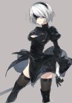  1girl black_blindfold black_bow black_gloves black_headband blindfold bow breasts closed_mouth commentary_request feather-trimmed_sleeves gloves grey_background headband holding holding_sword holding_weapon nier_(series) nier_automata short_hair signature simple_background solo standing sword thigh-highs toujou_sakana turtleneck weapon white_hair yorha_no._2_type_b 