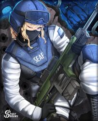  1girl absurdres armor artist_name black_gloves blonde_hair blue_eyes body_armor gloves goggles goggles_on_headwear gun helldivers_(series) helmet highres holding holding_gun holding_weapon long_sleeves looking_at_viewer mask military military_uniform mouth_mask one_eye_closed pants rifle scope seaf_soldier_(helldivers) short_hair solo spiritdraws weapon white_pants 