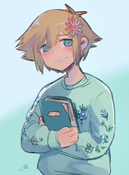  1boy alternate_costume antenna_hair basil_(faraway)_(omori) basil_(omori) blonde_hair blue_eyes blush book flower green_sweater hair_flower hair_ornament highres holding holding_book kokomi_(aniesuakkaman) looking_at_viewer male_focus omori parted_lips scrapbook short_hair solo sweater upper_body 